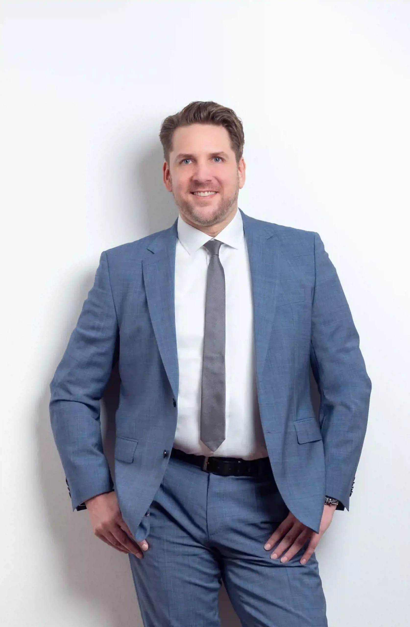 Marc J. Hubrich, a divorce lawyer in Augsburg, offering legal advice in his office.